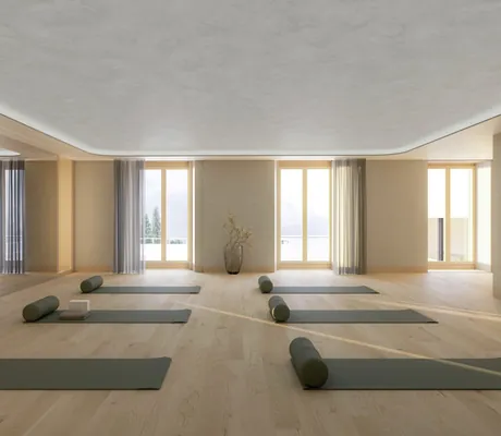 eleganter Yogaraum im Suvretta House mit schwarzen Matten und großen Fenstern