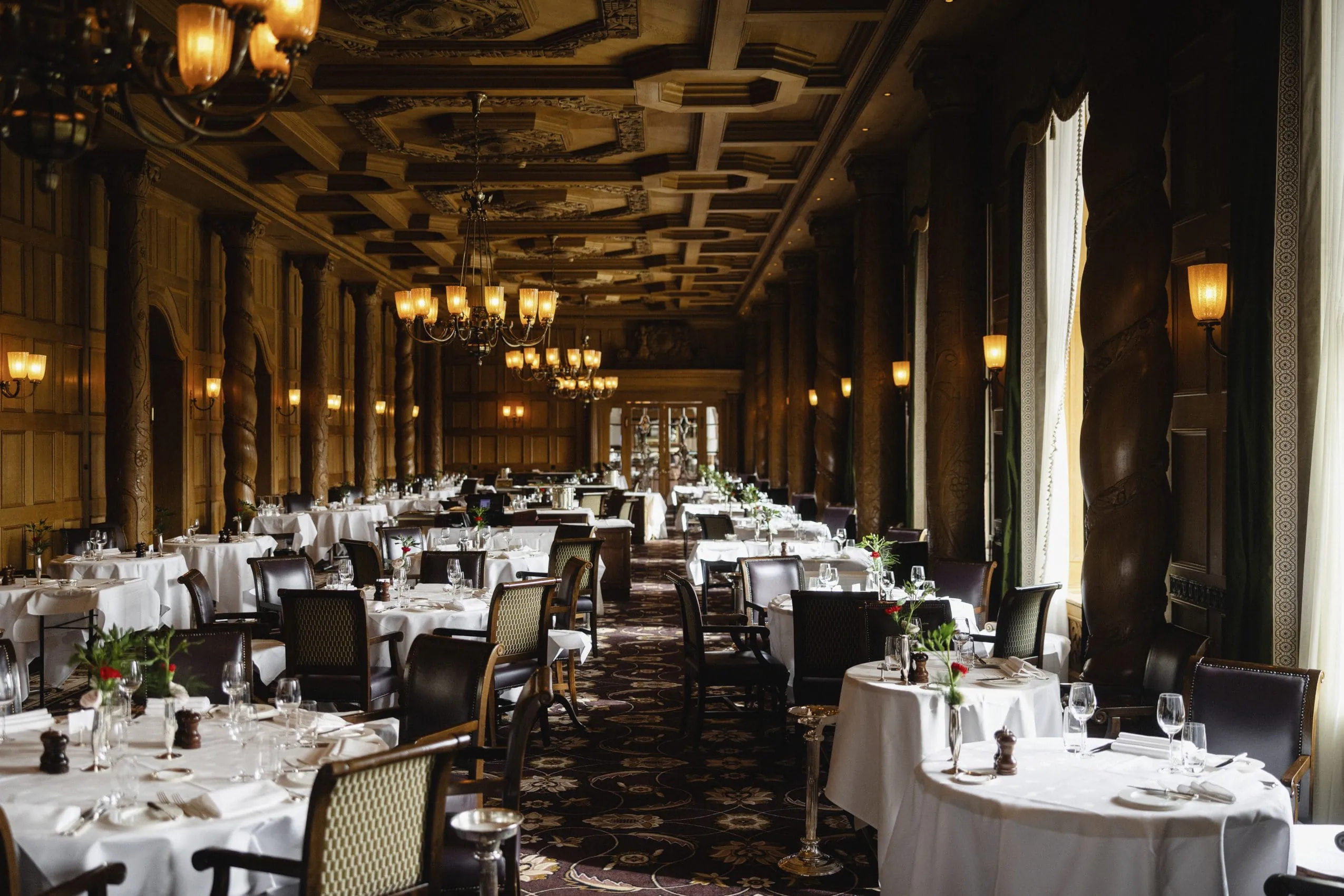 elegantes Hotelrestaurant im Suvretta House mit Kassettendecke und Grandhotel-Feeling