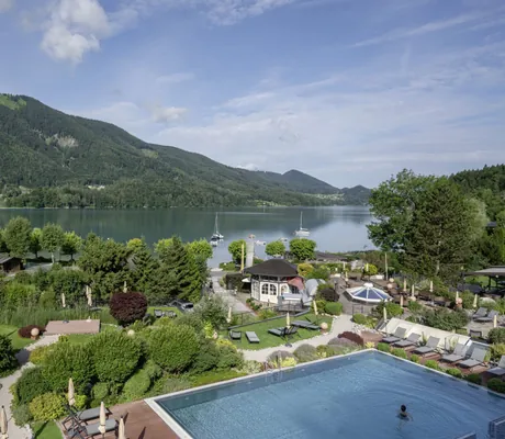 Frau im Outdoorpool des Waldhof Fuschlsee mit Blick auf den Fuschlsee