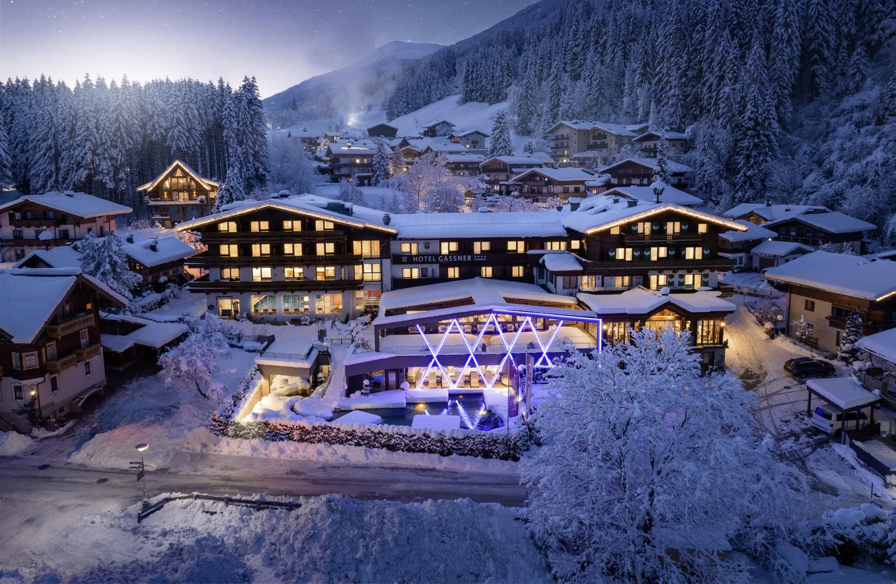 Außenansicht des Wanderhotel Gassner im Winter mit verschneitem Pool