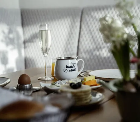 Frühstückstisch im Wanderhotel Gassner mit Bauchgefühl-Tasse