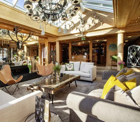 wohnliche Lobby im Wanderhotel Gassner mit beiger Couchecke und Ledersesseln