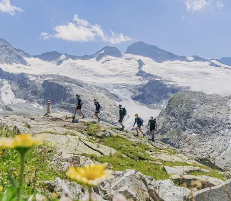 Wandergruppe im Wanderhotel Gassner im Hochgebirge mit Blick auf verschneite Gipfel