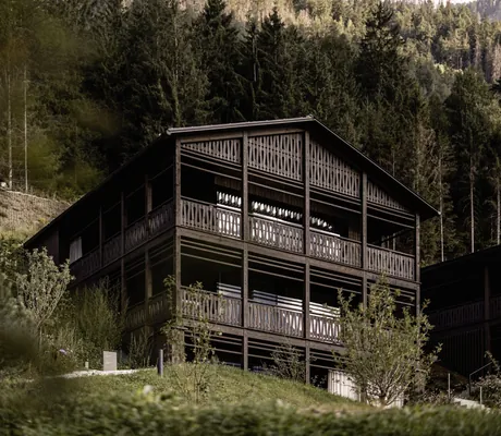 Außenansicht eines zweistöckigen Holzchalets in den Amonti Chalets