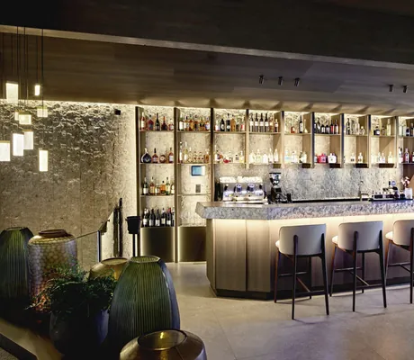 beleuchtete Granitbar mit vier Barhockern in den Amonti Chalets