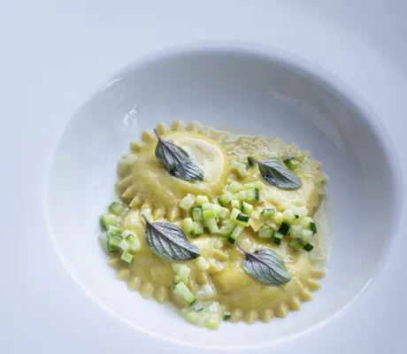 Tortellini-Gericht auf weißem Teller in den Amonti Chalets