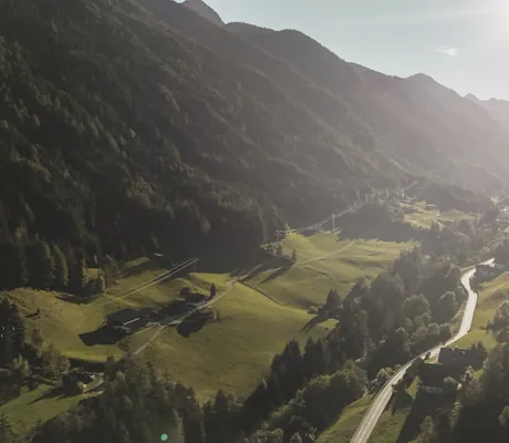 Blick von den Amonti Chalets ins Mühlwaldertal mit Wäldern und Wiesen