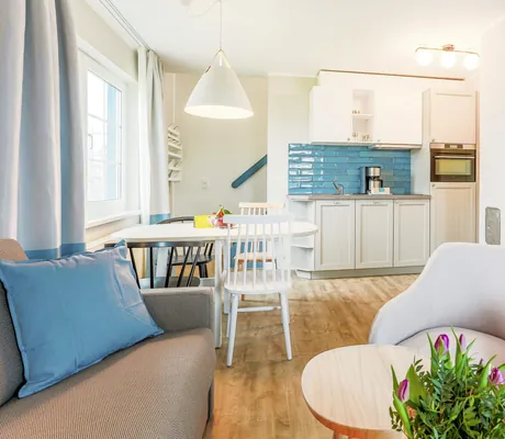 Appartement im BEECH Resort Fleesensee mit türkisen Kacheln in der Küchezeile und weißer Hängelampe