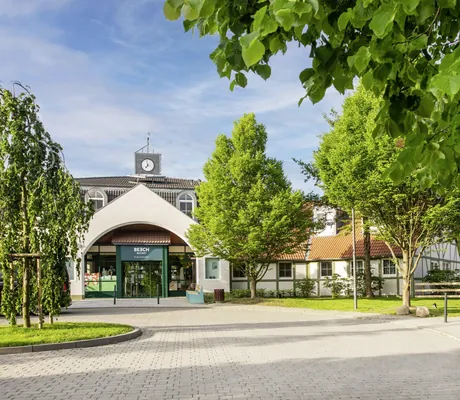 Auffahrt und Portal am Eingang zum BEECH Resort Fleesensee
