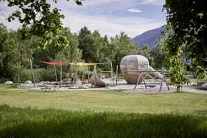 Kinder auf dem Apfel-Spielplatz in der Nähe des Das Mühlwald Quality Time Family Resort