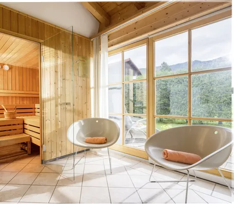 Sauna im Hundesporthotel Wolf miz zwei Schalenstühlen vor dem Eingang