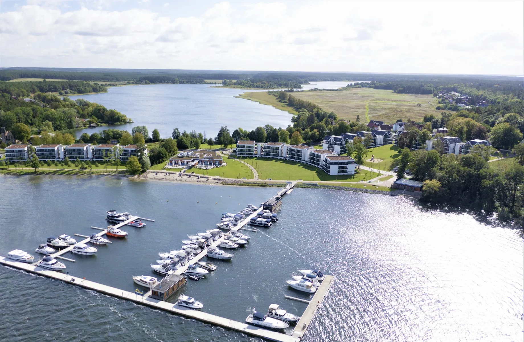 Gesamtansicht der Anlage des Maremüritz Yachthafen Resort von oben inklusive Hafen