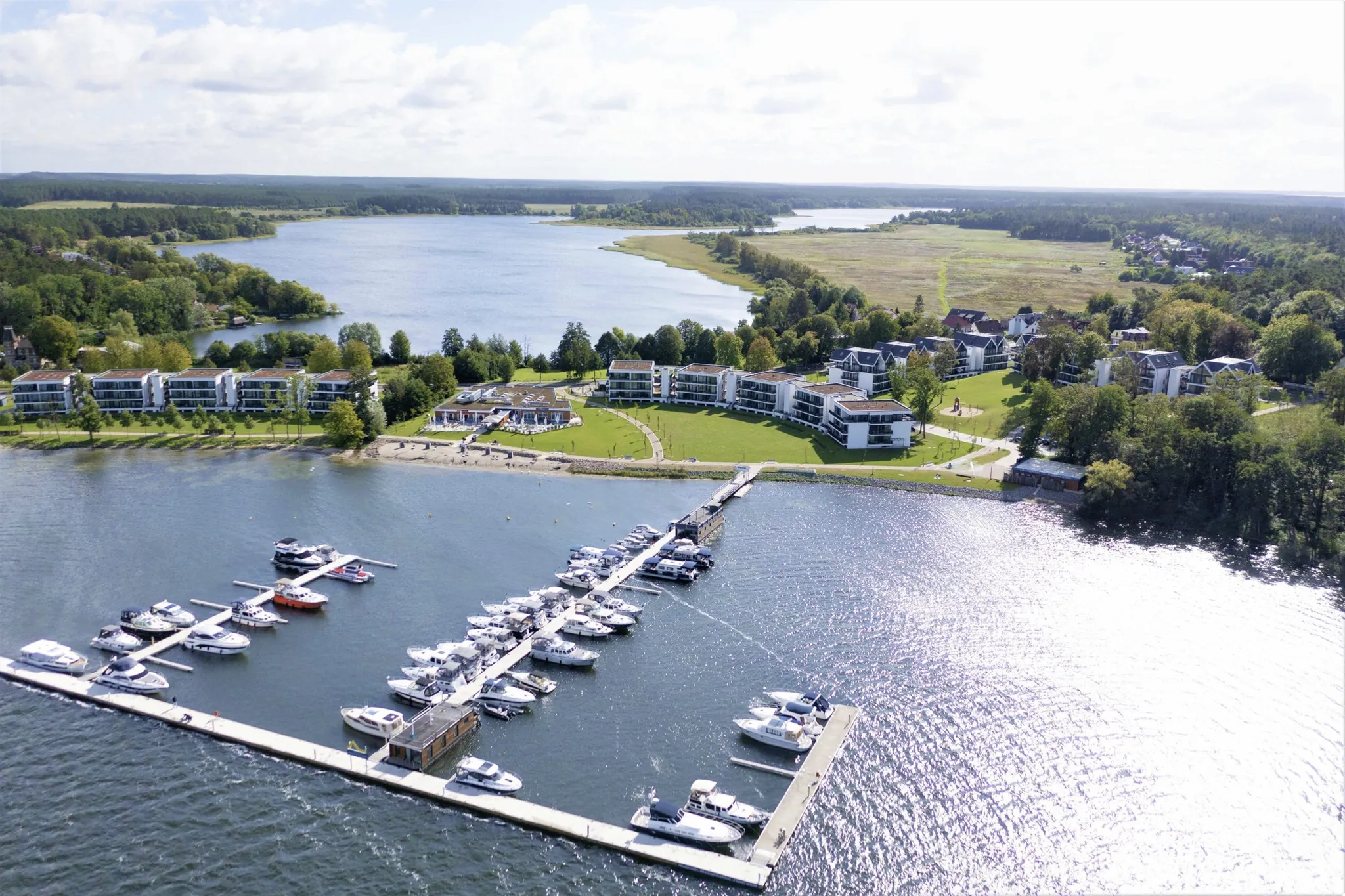 Gesamtansicht der Anlage des Maremüritz Yachthafen Resort von oben inklusive Hafen