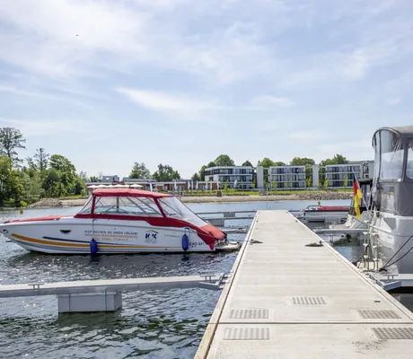 Blick von der Marina des Maremüritz Yachthafen Resort auf die einzelnen Häuser des Resorts