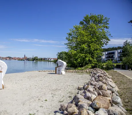 zwei Strandkörbe am Sandstrand des Maremüritz Yachthafen Resort mit Blick auf Maremüritz
