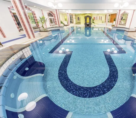 Indoorpool im Ringhotel Sonneck mit Musterung der Fliesen und Blick auf ein Steintor