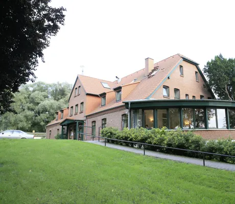 Außenansicht des Seehotel Heidehof mit rundem Panoramarestaurant