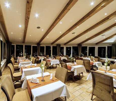 Restaurant im Seehotel Heidehof mit gedeckten Tischen und orangen Tischläufern
