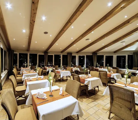 Restaurant im Seehotel Heidehof mit gedeckten Tischen und orangen Tischläufern