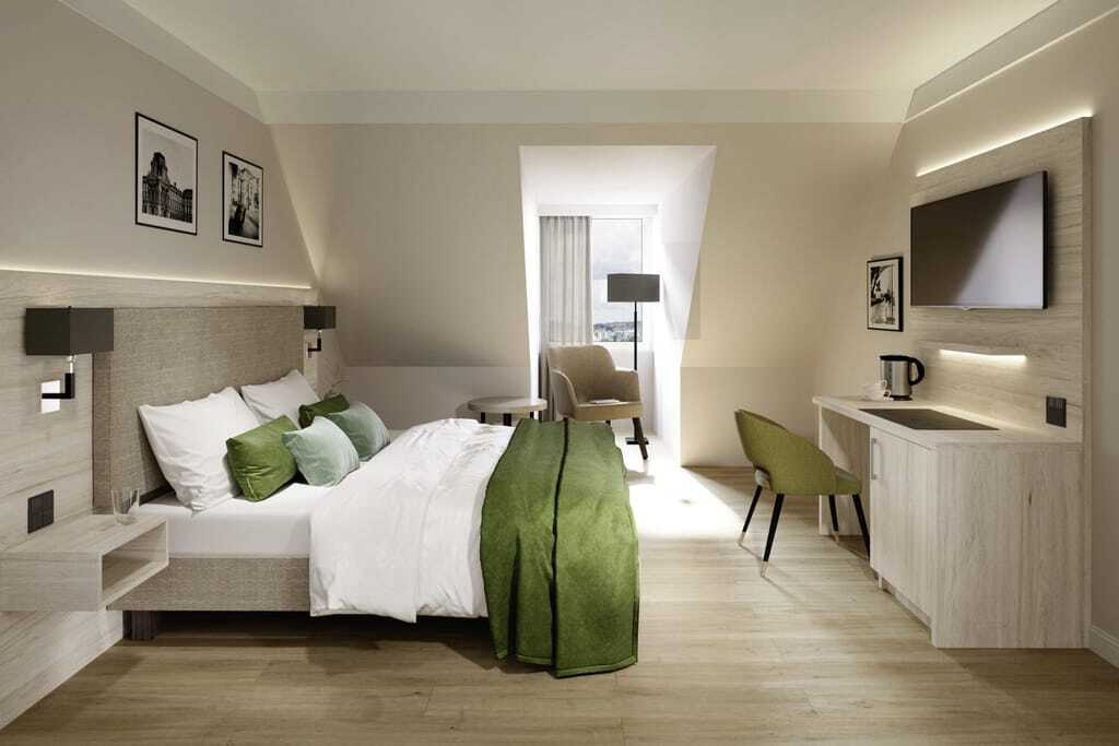 modernes Zimmer im Seehotel Heidehof mit Dachschräge mit grünem Bettüberwurf