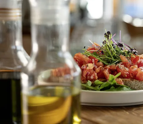 Gericht mit Tomaten auf Krustenbrot im Maremüritz Yachthafen Resort