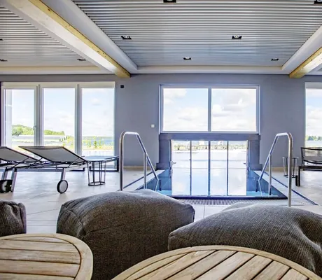 Inneneinstieg in den Outdoorpool des Maremüritz Yachthafen Resort mit Blick auf den See