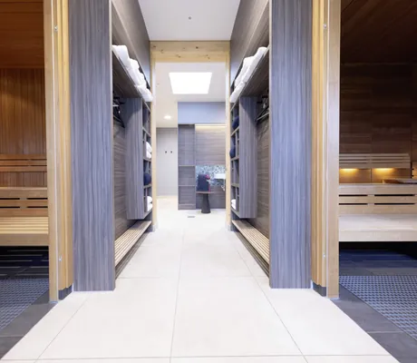 Gang mit Blick in zwei Saunen im Maremüritz Yachthafen Resort