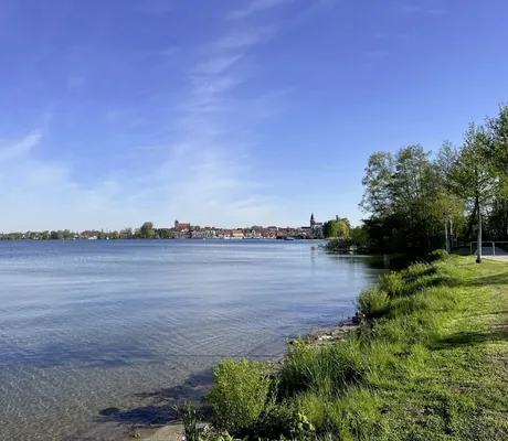 Seeufer entlang des Maremüritz Yachthafen Resort mit Blick auf den Ort