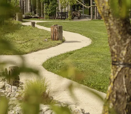 In Schlangenlinien verlaufender Pfad im Garten des Agritur La Dolce Mela
