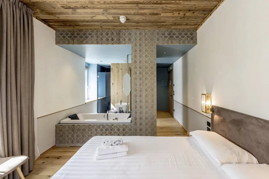 Modernes Doppelzimmer mit freistehender Badewanne im Good Life Hotel Garden