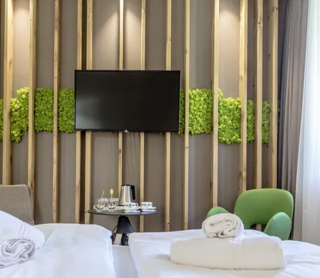 Doppelzimmer im Good Life Hotel Garden mit Moosflächen an den Wänden