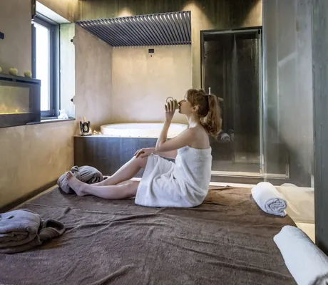 Junge Frau im Private Spa des Good Life Hotel Garden trinkt eine Tasse Tee