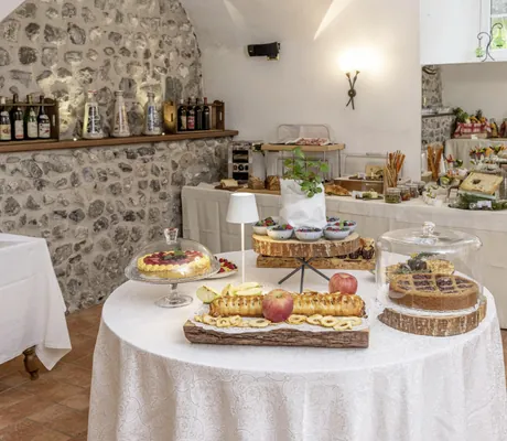 Üppiges Frühstücksbuffet im Good Life Hotel Garden mit mehreren Kuchen und Apfelstrudel