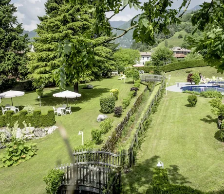 Blick aus der Luft auf den großzügigen Garten mit Sitz- und Liegemöglichkeiten im Good Life Hotel Garden