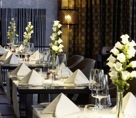 eingedeckte Tische im Restaurant des Hotel 47° mit weißen Glockenblumen