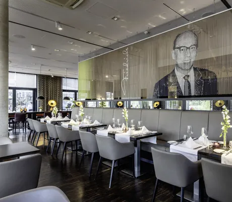 Restaurant im Hotel 47° mit Konterfei von Friedrich auf dem Vorhang