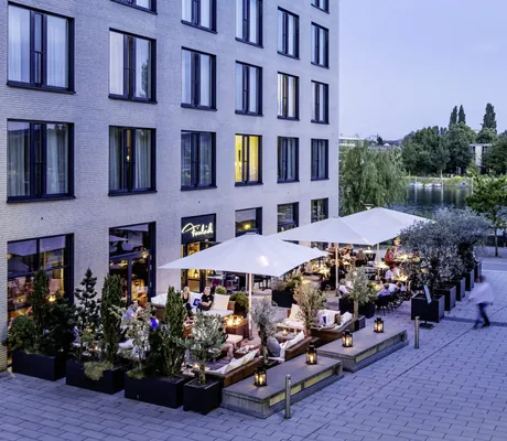 Restaurantterrasse im Hotel 47° mit weißen Sonnenschirm mit Blick auf den Seerhein