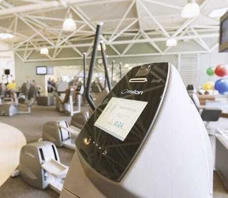 großer Fitnessraum im Freizeit In unter einer Decke mit weißer Stahlkonstruktion
