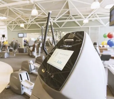 großer Fitnessraum im Freizeit In unter einer Decke mit weißer Stahlkonstruktion