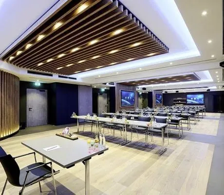 großer Tagungsraum im Freizeit In mit Deckenlamellen und Reihenbestuhlung