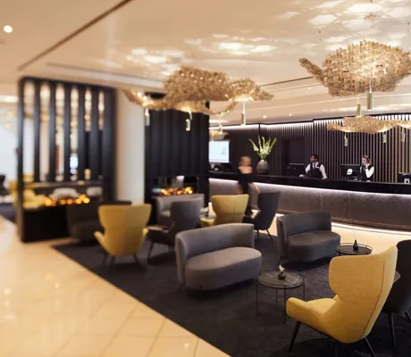 Rezeption im Tagungshotel Esperanto mit gemütlichen Sitzmöbeln im Lobbybereich