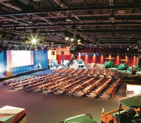 Tagungshalle im Hotel Esperanto mit Baumaschinen-Präsentation