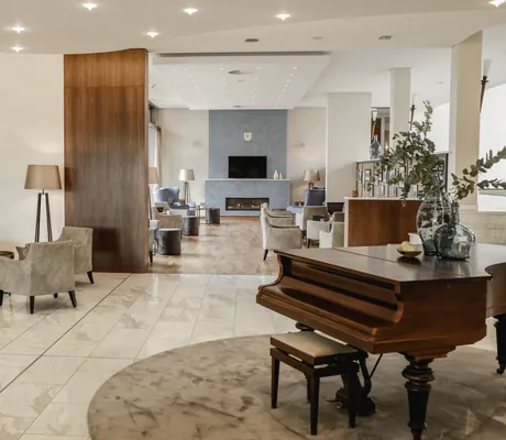 Lobby im Hotel am Vitalpark mit Holzflügel und Blick auf blauen Kamin