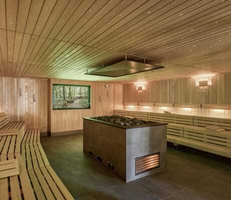 große Sauna im Hotel am Vitalpark mit LED-Holzdecke