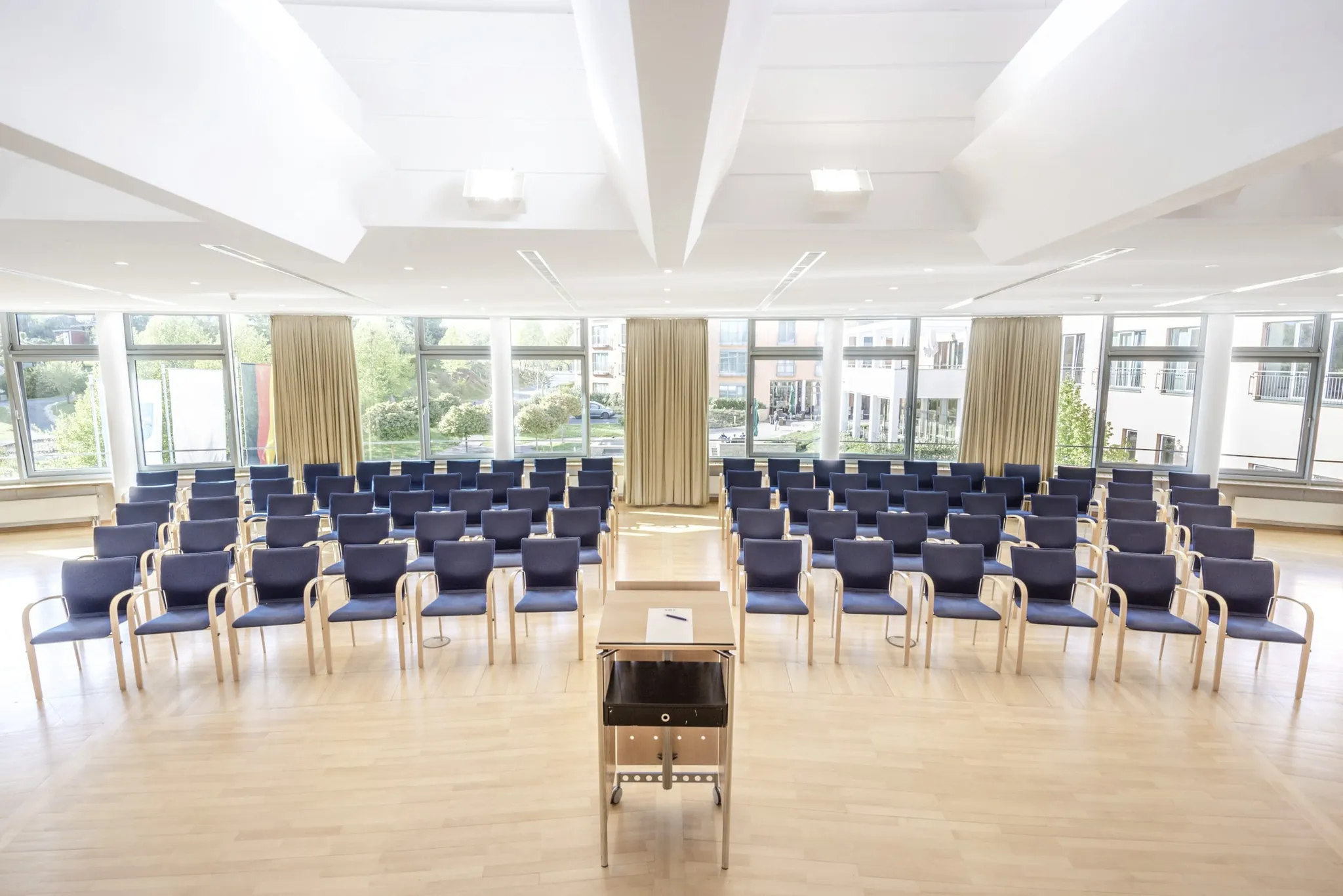 Tagungssaal im Hotel am Vitalpark mit Panoramafenstern und Redenerpult