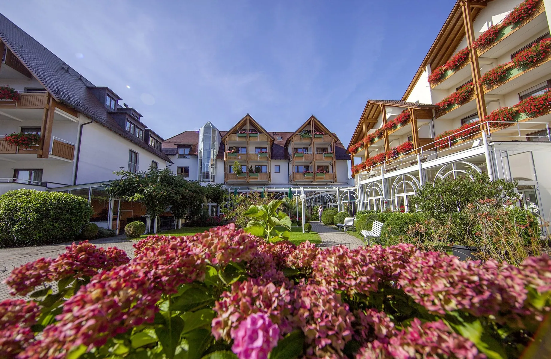 Fassade der Krone Schnetzenhausen mit Blick auf Hortensiengarten