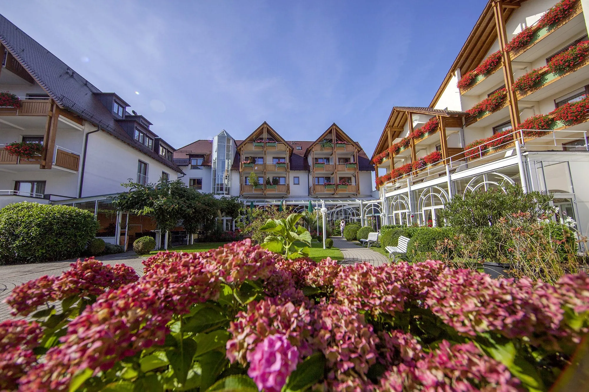 Fassade der Krone Schnetzenhausen mit Blick auf Hortensiengarten