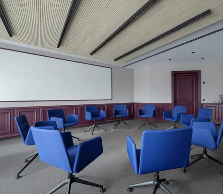 Stuhlkreis im tagungsraum des Krone Schnetzenhausen mit blauen Sesseln