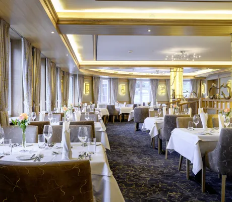 elegant gedeckte Tische im Restaurant in der Krone Schnetzenhausen mit Lichtsäulen
