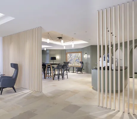 Tagungsbistro in der Krone Schnetzenhausen mit Buffetinsel und Lamellen-Trennwänden